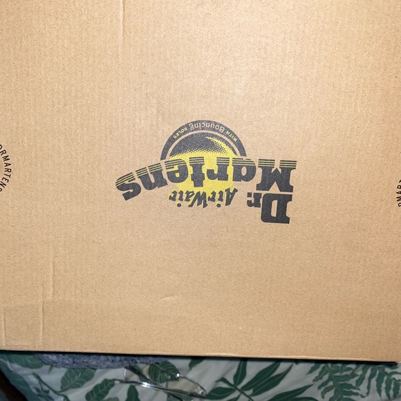 DR MARTENS PLATFORM WOMEN 7 NEVER WORN - Picture 4 of 5